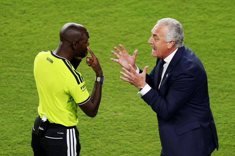 Gustavo Alfaro, director técnico de Paraguay, discute una decisión con el cuarto árbitro durante el partido del Grupo D de la Copa Mundial de la FIFA 2026 entre Turquía y Paraguay en el San Francisco Bay Area Stadium.