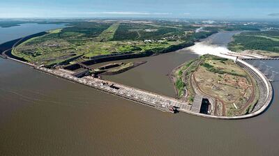 Central hidroeléctrica paraguayo-brasileña Itaipú y la cabecera del embalse.
