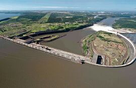 Central hidroeléctrica paraguayo-brasileña Itaipú y la cabecera del embalse.