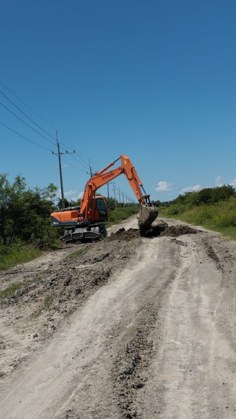 Maquinaria del MOPC, trabajando en el camino que conduce a Bahia Negra, en busca de poder rehabilitar dicho tramo.