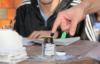 Tinta indeleble en la mesa de votación.