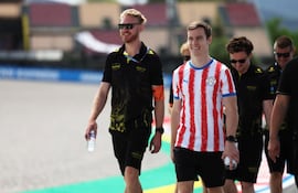Arrancó el Mundial de Fútbol 2026 en EE.UU. y el paraguayo Joshua Durksen, del Invicta Racing y con la albirroja puesta, recorría la pista del circuito de Montmeló acompañado por algunos integrantes del equipo de origen británico. Mañana arranca toda la acción de la F2 en Barcelona-Cataluña (España).