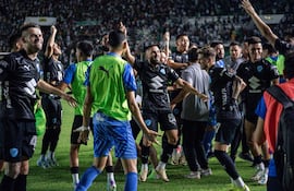 Los jugadores de Bolívar festejan la conquista del torneo Clausura 2024 después del partido frente a Oriente Petrolero en el estadio Ramón Aguilera, en Santa Cruz, Bolivia.