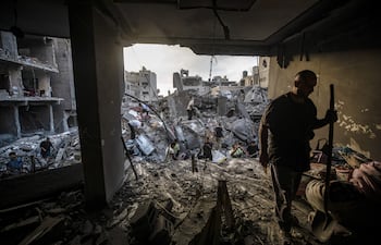 Palestinos inspeccionan los escombros de las casas destruidas tras un ataque aéreo israelí en el barrio de Al-Sabra, en la ciudad de Gaza, el 9 de octubre de 2026. EFE/MOHAMMED SABER
