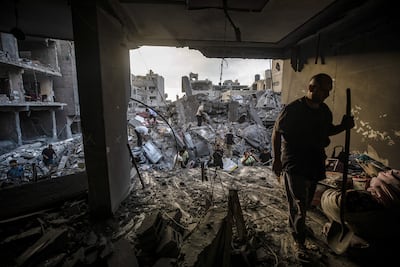 Palestinos inspeccionan los escombros de las casas destruidas tras un ataque aéreo israelí en el barrio de Al-Sabra, en la ciudad de Gaza, el 9 de octubre de 2026. EFE/MOHAMMED SABER