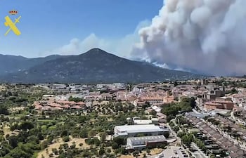 .- Captura de un video facilitado por la Guardia Civil, de la evolución del incendio en el suroeste de la Comunidad de Madrid. La dirección del operativo desplegado para extinguir los incendios que afectan al suroeste de la Comunidad de Madrid ha ordenado el desalojo de otros dos municipios, los de Navalagamella, de unos 3.200 habitantes, y Zarzalejo, de unos 2.000, ha informado el delegado del Gobierno en Madrid, Francisco Martín. El delegado ha advertido de que el fuego se dirige ahora hacia la zona de El Escorial y ha anunciado que la UME va a establecer las líneas de defensa para proteger este municipio; El Escorial en primer lugar y después San Lorenzo. EFE/Guardia Civil -SÓLO USO EDITORIAL/SOLO USO PERMITIDO PARA ILUSTRAR LA NOTICIA QUE APARECE EN EL PIE DE FOTO (CRÉDITO OBLIGATORIO)-