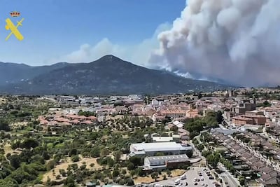 .- Captura de un video facilitado por la Guardia Civil, de la evolución del incendio en el suroeste de la Comunidad de Madrid. La dirección del operativo desplegado para extinguir los incendios que afectan al suroeste de la Comunidad de Madrid ha ordenado el desalojo de otros dos municipios, los de Navalagamella, de unos 3.200 habitantes, y Zarzalejo, de unos 2.000, ha informado el delegado del Gobierno en Madrid, Francisco Martín. El delegado ha advertido de que el fuego se dirige ahora hacia la zona de El Escorial y ha anunciado que la UME va a establecer las líneas de defensa para proteger este municipio; El Escorial en primer lugar y después San Lorenzo. EFE/Guardia Civil -SÓLO USO EDITORIAL/SOLO USO PERMITIDO PARA ILUSTRAR LA NOTICIA QUE APARECE EN EL PIE DE FOTO (CRÉDITO OBLIGATORIO)-