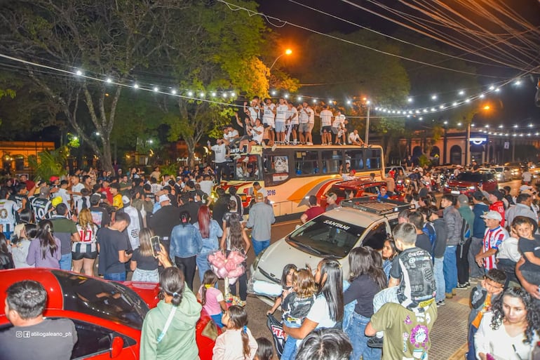Caravana del plantel del Deportivo Santaní tras rubricar el ascenso a la Primera División.