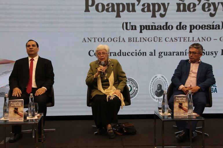 El ministro de la Secretaría de Políticas Lingüísticas Javier Viveros, la poetisa Susy Delgado y Mauro Lugo, presidente de la Academia de la Lengua Guaraní, durante la presentación.
