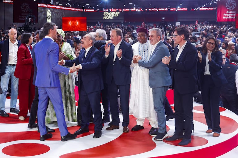 El exprimer ministro palestino Mohammad Shtayyeh (6d) saluda al presidente del Gobierno de España, Pedro Sánchez (3i), durante la sesión plenaria que cierra la Global Progressive Mobilisation, este sábado en Barcelona. 