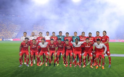 Componentes del plantel del Toluca, entre ellos el paraguayo Robert Morales (abajo, primero de la derecha), posan en la previa del partido de ida con Tigres, en el estadio Volcán de Monterrey, donde ganaron los felinos por 1-0.