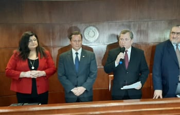 Los ministros María Carolina Llanes, Alberto Martínez Simón, Eugenio Jiménez Rolón y Antonio Fretes.