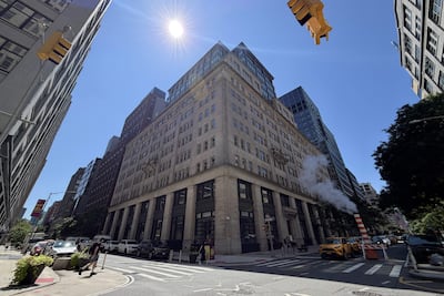 Fotografía que muestra la fachada del edificio que se convertirá en la oficina principal de la empresa de inteligencia artificial (IA) Anthropic este miércoles, en el vecindario de Hudson Square, en Nueva York (EE.UU.).