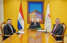 El vicepresidente del TSJE, Cesar Rossel (PLRA); el titular de la Justicia Electoral Jorge Bogarín González (ind) y el miembro Jaime Bestard (ANR, HC).