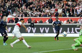 Stuttgart (Germany), 11/02/2024.- Stuttgart's Jamie Leweling (L) scores the 2-0 lead during the German Bundesliga soccer match between VfB Stuttgart and 1. FSV Mainz 05 in Stuttgart, Germany, 11 February 2024. (Alemania) EFE/EPA/RONALD WITTEK CONDITIONS - ATTENTION: The DFL regulations prohibit any use of photographs as image sequences and/or quasi-video.