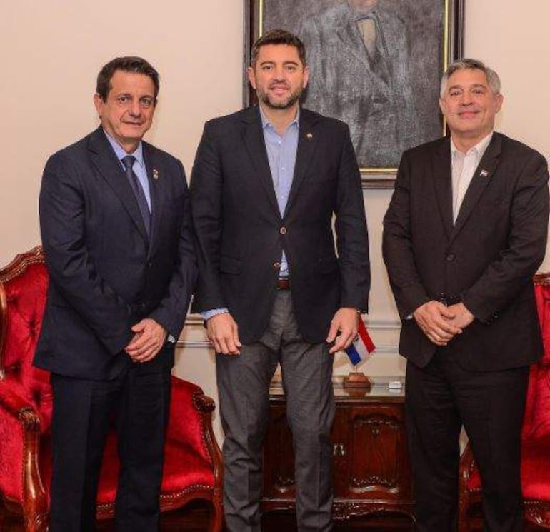 Aníbal Zapattini, jefe de Gabinete del MEC, el vicepresidente  Pedro Alliana y el ministro de Educación, Luis Ramírez, reunidos en la Vicepresidencia de la República.