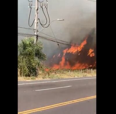 Reportan un importante incendio en Ypacaraí, en el acceso a la ciudad de San Bernardino.