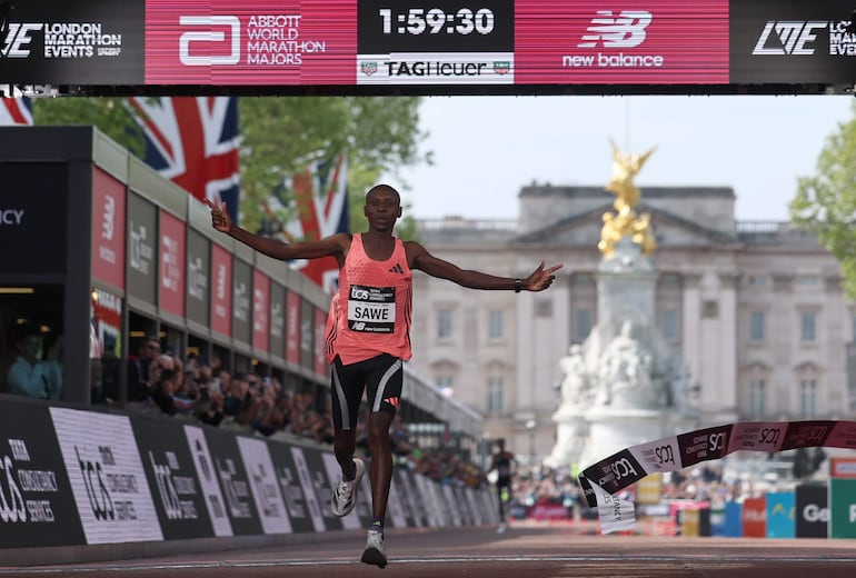 El keniata Sabastian Sawe celebra la victoria en la Maratón de Londres con un récord histórico de 1 hora, 59 minutos y 30 segundos. 