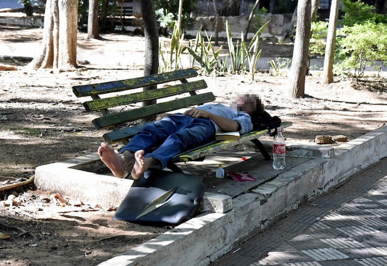 Basura en la via publica y Plaza Italia en mal estado