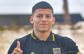 José Antonio Espínola Núñez, nacido el 19 de marzo de 2001, sueña con el reencuentro con la madre, quien se encuentra en España por motivos laborales.