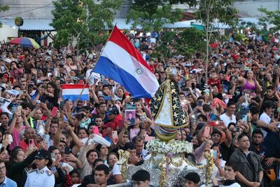 Numerosos feligreses acuden la basílica de Caacupé.