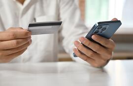 Transacciones bancarias, compras, pagos con tarjetas de crédito.