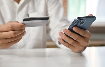 Transacciones bancarias, compras, pagos con tarjetas de crédito.