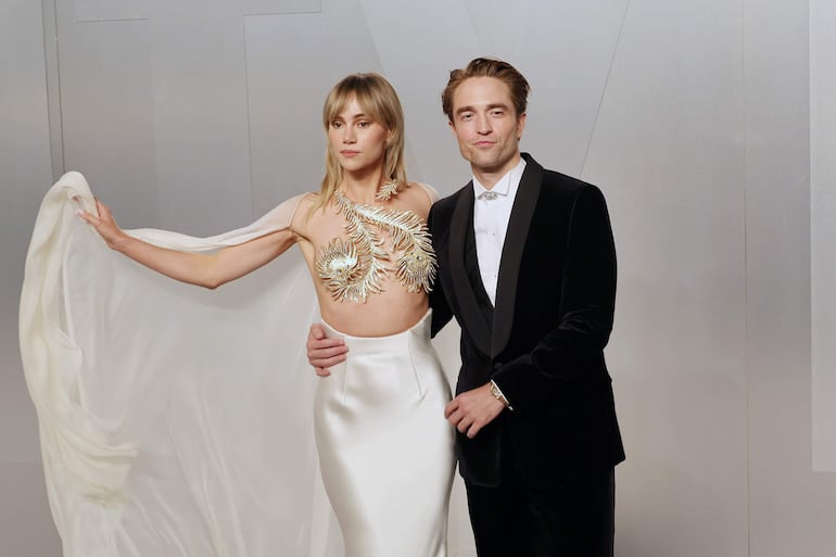 Suki Waterhouse y Robert Pattinson llegaron así de elegantes al Vanity Fair Oscar Party. (EFE/EPA/NINA PROMMER)
