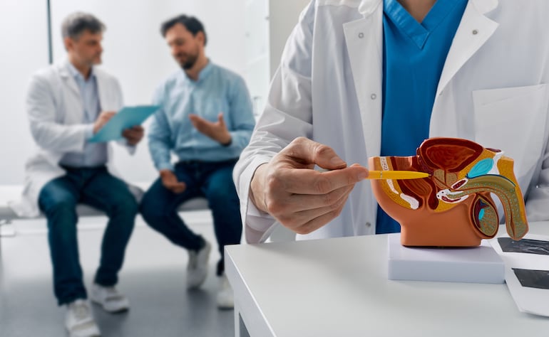 Hombre en un consultorio médico.