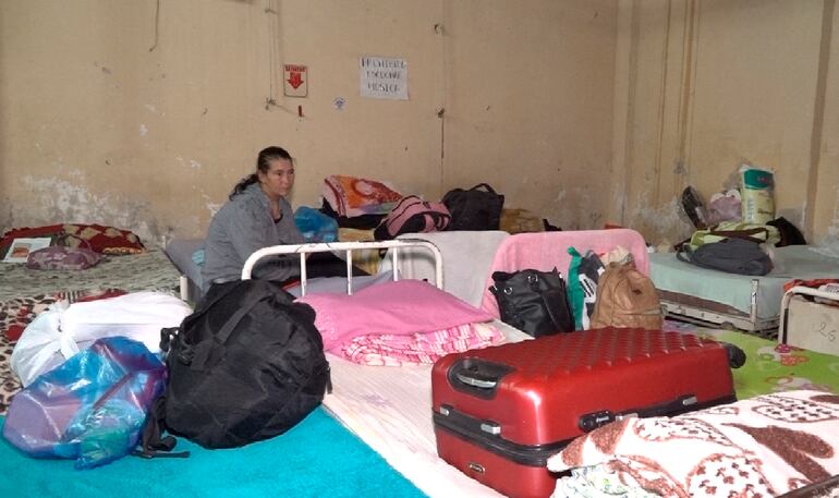 El techo del lugar tiene muchas goteras, dicen los afectados.