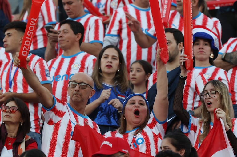 Aficionados animan este viernes, previo al partido amistoso como preparación para la Copa del Mundo 2026 de la FIFA entre Paraguay y Nicaragua en el estadio Defensores del Chaco en Asunción.