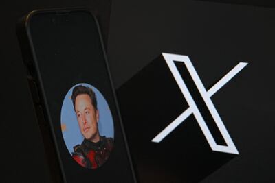 Esta fotografía ilustrativa muestra el logotipo de la red social X (anteriormente Twitter) y una fotografía de su director ejecutivo, Elon Musk, en un smartphone en Bruselas el 27 de septiembre de 2024