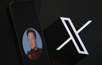 Esta fotografía ilustrativa muestra el logotipo de la red social X (anteriormente Twitter) y una fotografía de su director ejecutivo, Elon Musk, en un smartphone en Bruselas el 27 de septiembre de 2024