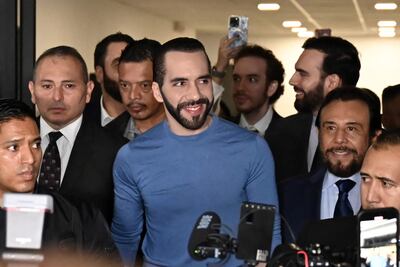 El presidente salvadoreño Nayib Bukele (C) se retira del Congreso de su país.  (AFP)