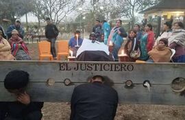 Los atracadores fueron puestos en un cepo, delante de la víctima que era velada