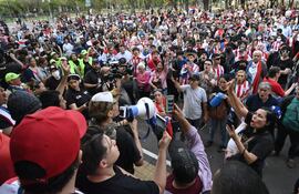 La ciudadanía respondió a la convocatoria realizada por Generación Z Paraguay para protestar contra la corrupción en el microcentro de Asunción