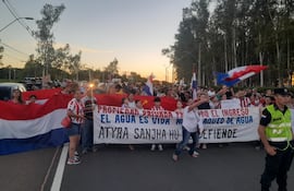 Pobladores de Atyrá, Caacupé y Altos se manifestaron este viernes en la entrada de la ciudad de San Bernardino en defensa del Acuífero Caacupé.