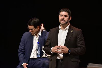 El jefe de gabinete de la Municipalidad de Asunción, Nelson Mora, y el intendente capitalino Óscar "Nenecho" Rodríguez, durante la presentación del informe de gestión en el Centro Paraguayo Japonés.