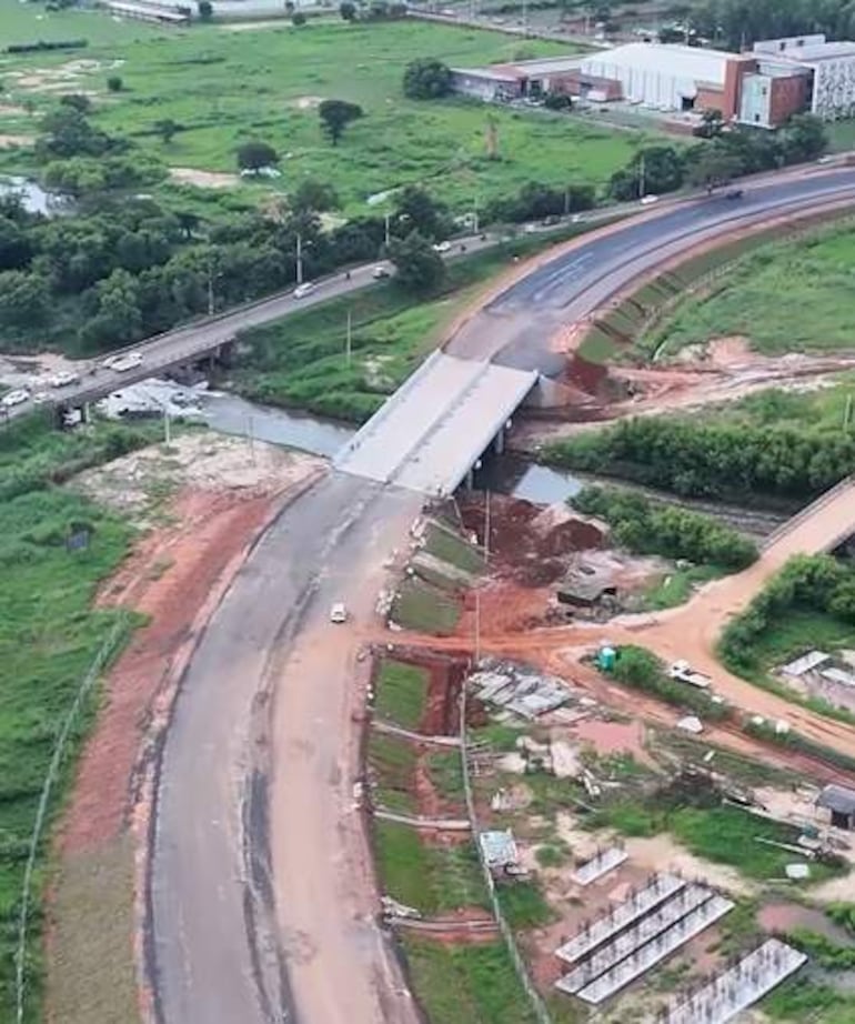 Vista aérea de la construcción de carretera en Luque, con tramos de asfalto y puente sobre arroyo Itay.