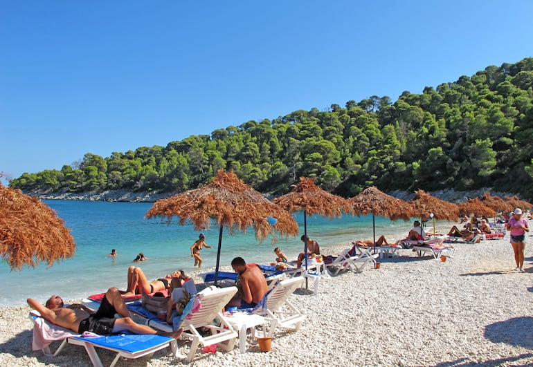 Turistas en la playa de Millia, isla griega de Alonissos.