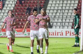 Antonio Oviedo (28) marcó el primer gol del Sportivo San Lorenzo en la goleada sobre Sportivo Carapeguá, y en esta foto lo celebra junto a Miguel Samudio.
