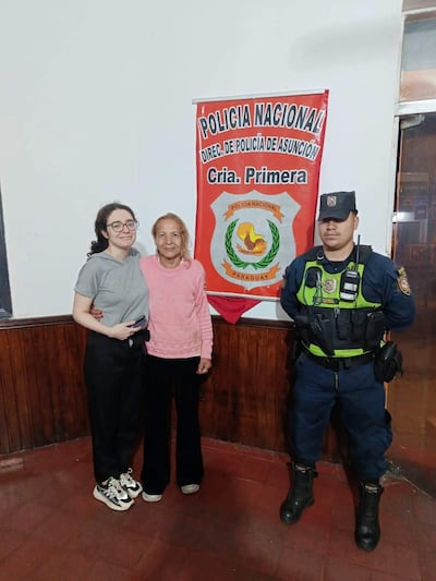 Mujer mayor abraza a su hija en la Comisaría 1ª de Asunción, mientras un policía observa la emotiva escena.