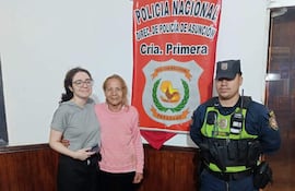 Una mujer mayor y su hija se abrazan en la Comisaría 1ª tras ser asistidas por agentes policiales.
