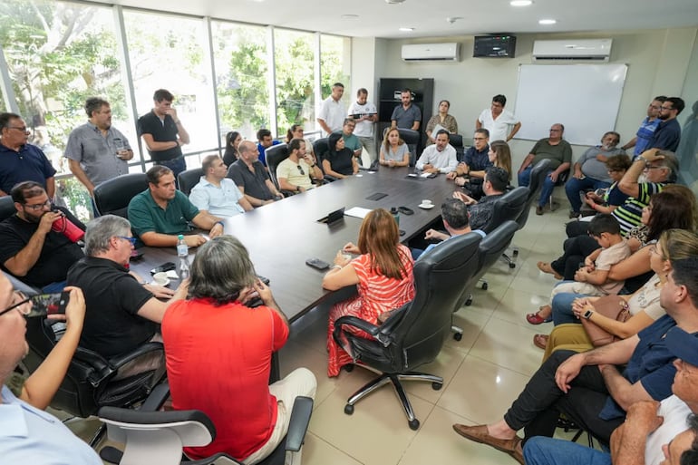 Reunión entre autoridades del Gobierno y transportistas este domingo.