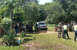 Al fondo se observa la ambulancia que va a trasladar a cuerpo hallado hasta la morgue para su inspección.