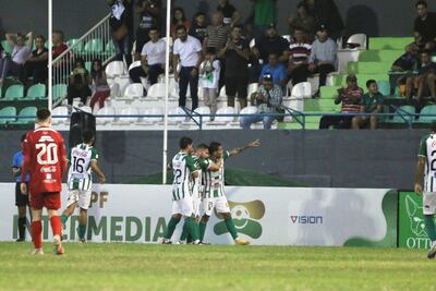 El zaguero Nelson Ruiz, apunta hacia la tribuna albiverde dedicando el tanto de apertura en el marcador. (Foto: APF)