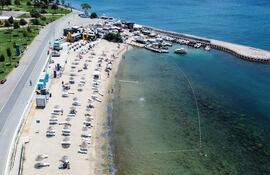 Una fotografía tomada con un drone muestra a personas disfrutando de un día en la playa. Un grupo de científicos de Países Bajos ha puesto en marcha un proyecto para hacer volar drones diminutos inspirándose en las aves y las abejas, para que puedan detectar fugas de gas o llevar a cabo misiones de búsqueda y rescate.