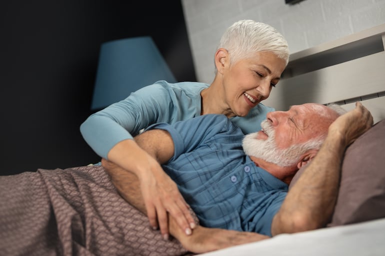 Pareja de adultos mayores.
