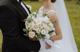 Novio y novia con un ramo de flores.