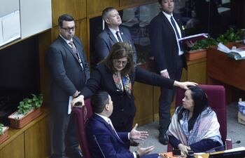 Blanca Ovelar (ANR) de pie; Eduardo Nakayama y Yolanda Paredes.